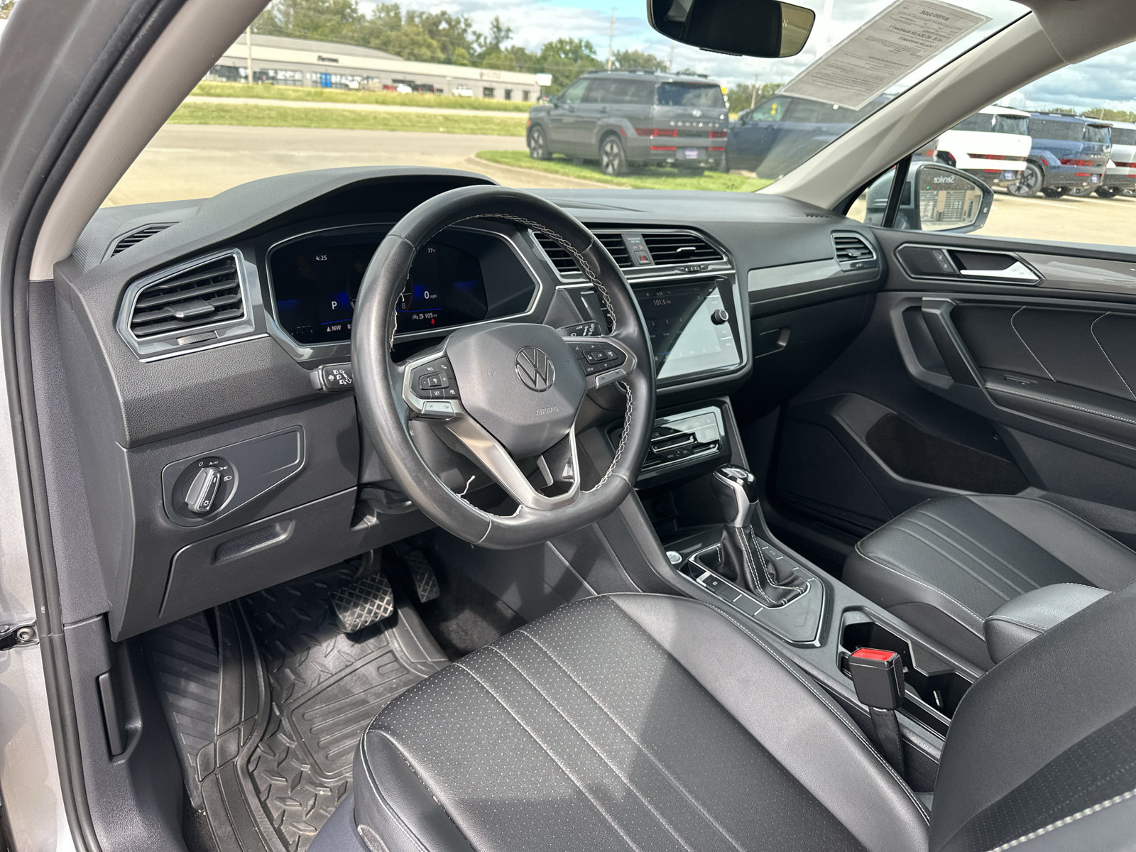 Used 2023 Volkswagen Tiguan SE FWD image 2
