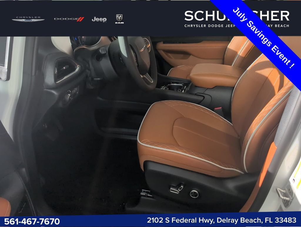 New 2025 Chrysler Pacifica Pinnacle w/ Trailer Tow Group AWD/4WD image 6