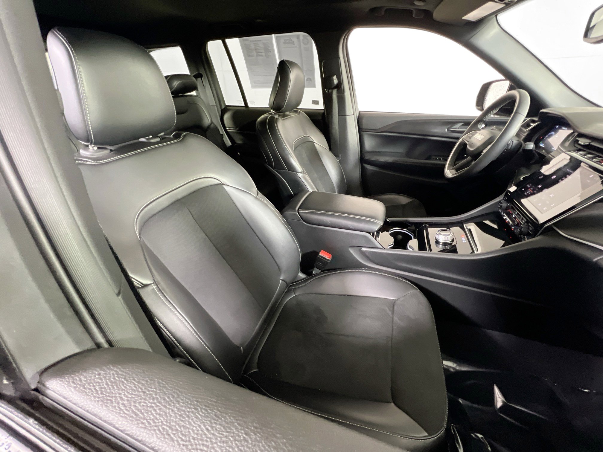 Used 2023 Jeep Grand Cherokee Altitude image 27