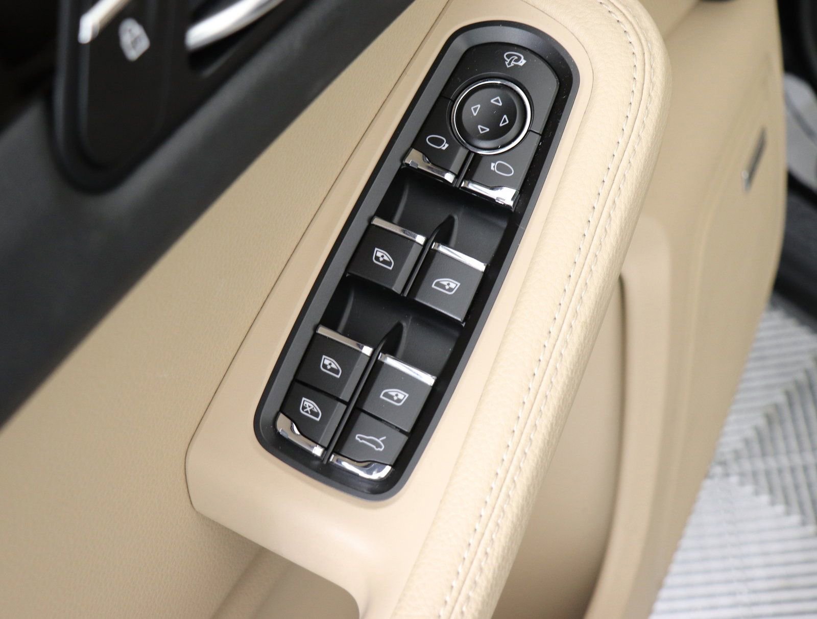 Used 2025 Porsche Macan image 27