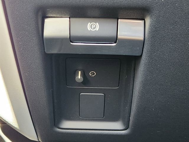 Used 2026 Land Rover Defender 130 X-Dynamic SE image 21