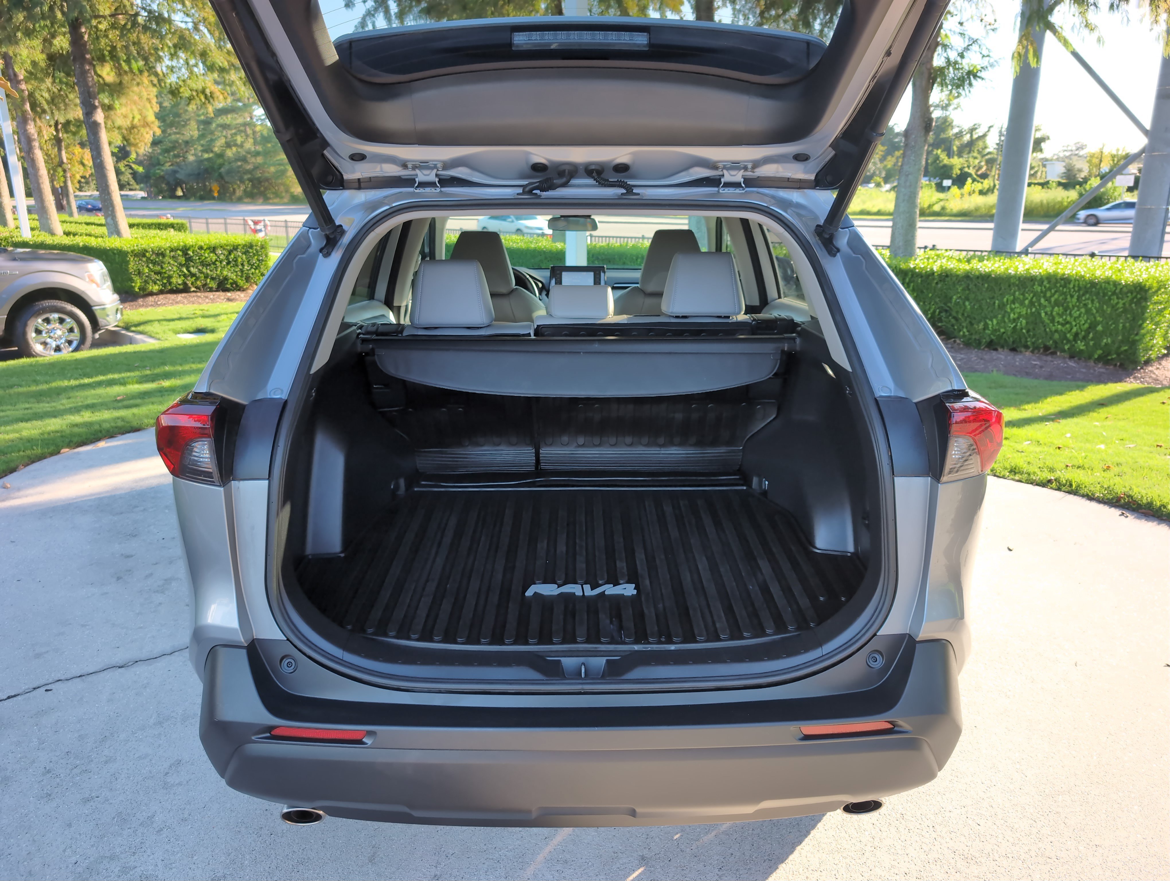Certified 2022 Toyota RAV4 XLE Premium FWD image 31