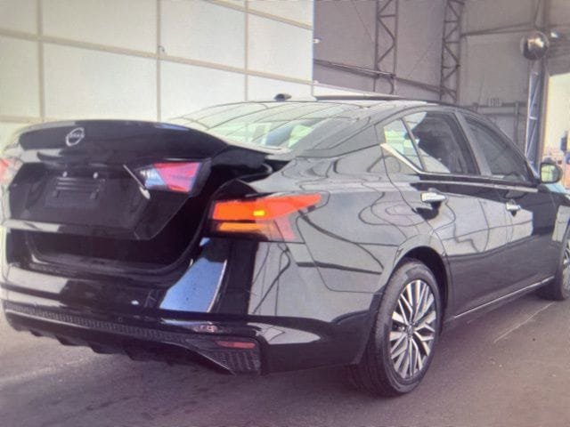 Used 2025 Nissan Altima 2.5 SV FWD image 7