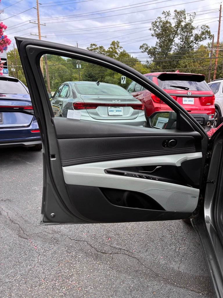 Used 2025 Hyundai Elantra Limited FWD image 24
