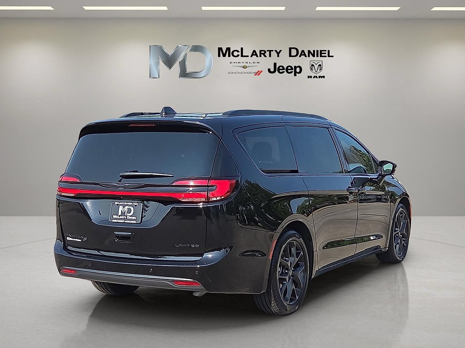 Used 2025 Chrysler Pacifica Limited FWD image 5