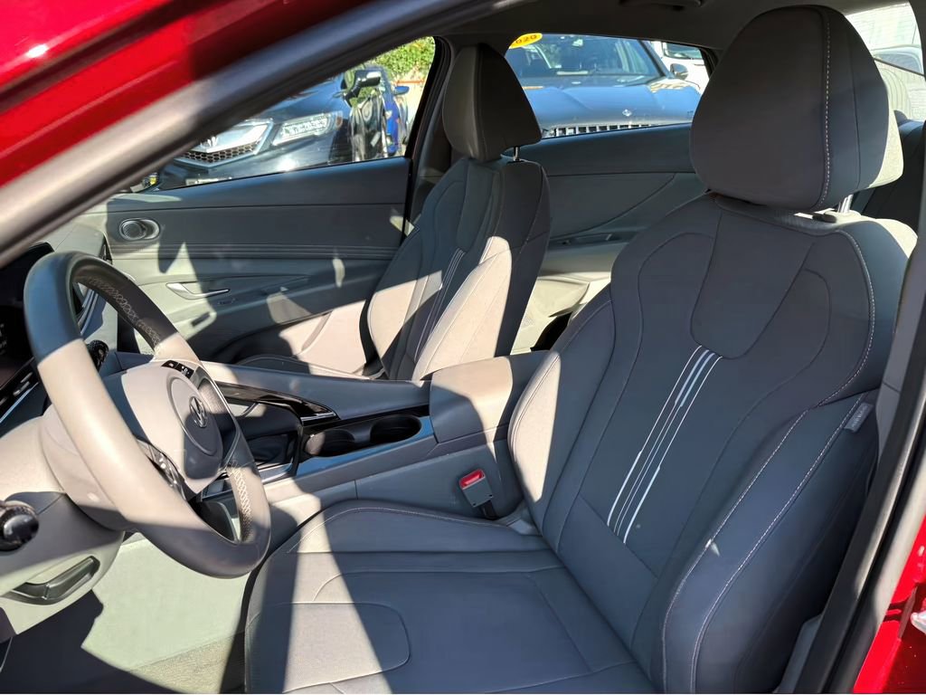 Used 2023 Hyundai Elantra SEL w/ Convenience Package image 9