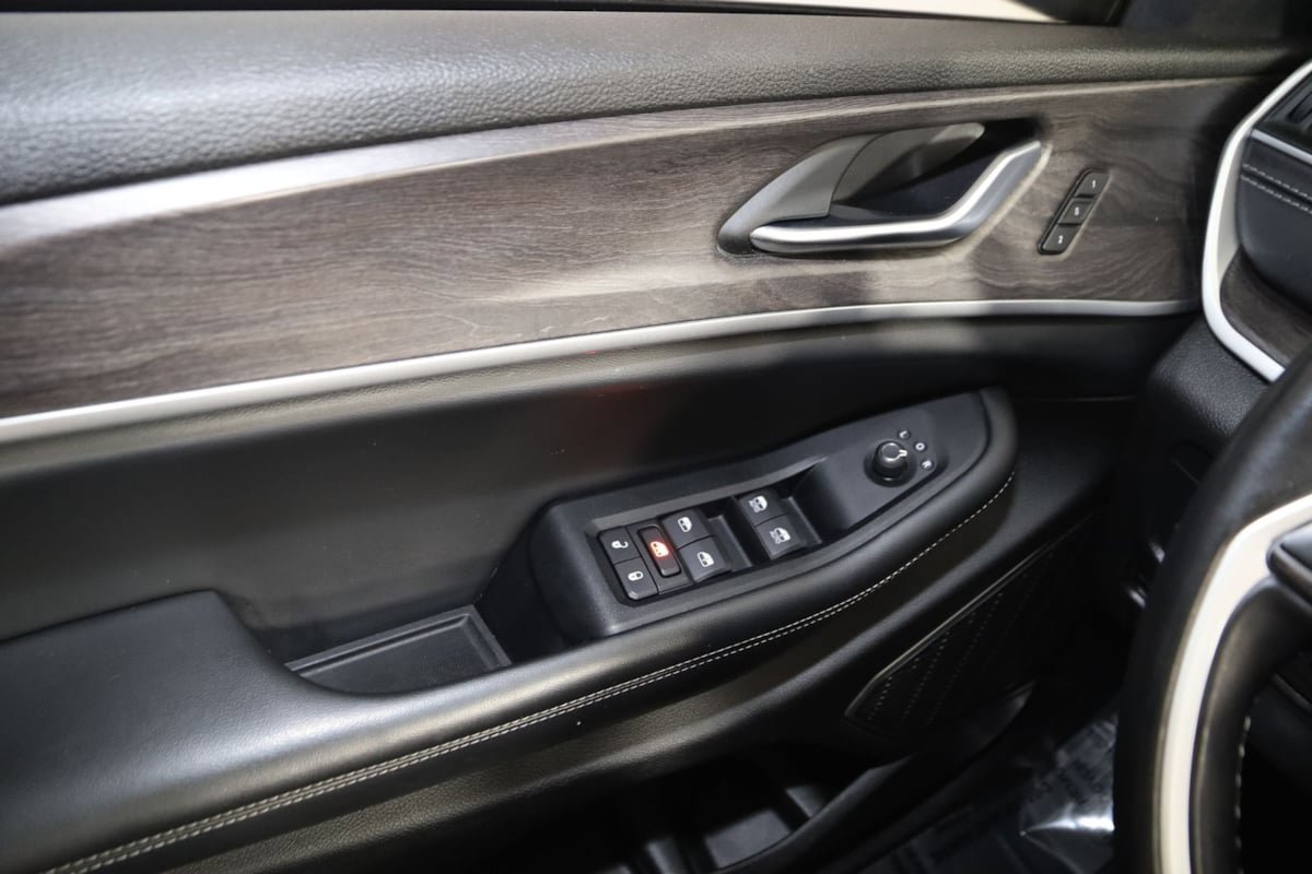 Used 2022 Jeep Grand Cherokee L Limited AWD/4WD image 30