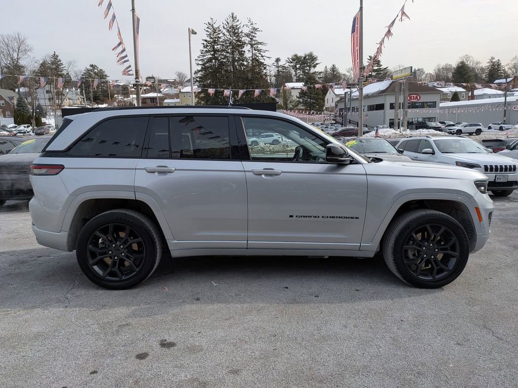 Used 2023 Jeep Grand Cherokee 30th Anniversary image 5