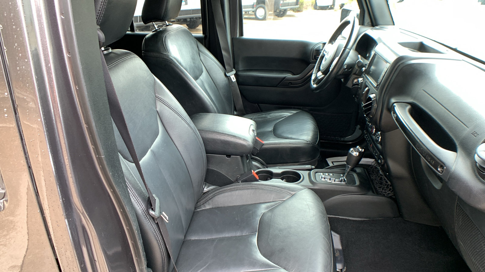 Used 2017 Jeep Wrangler Unlimited Sahara AWD/4WD image 25