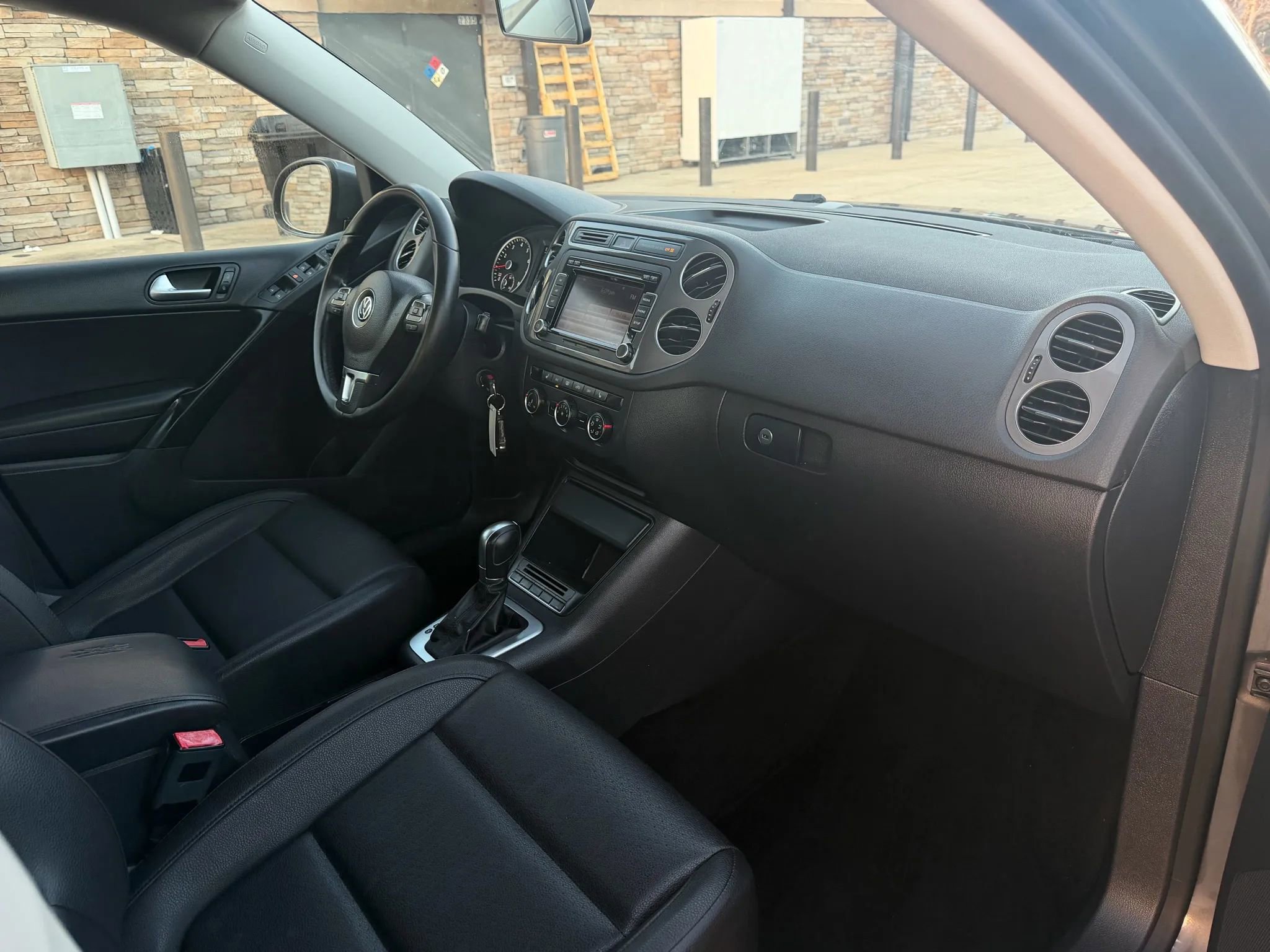 Used 2015 Volkswagen Tiguan SE image 11