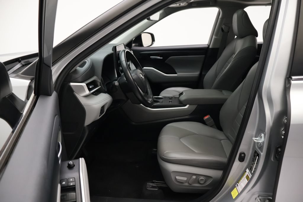 Used 2023 Toyota Highlander XLE FWD image 14