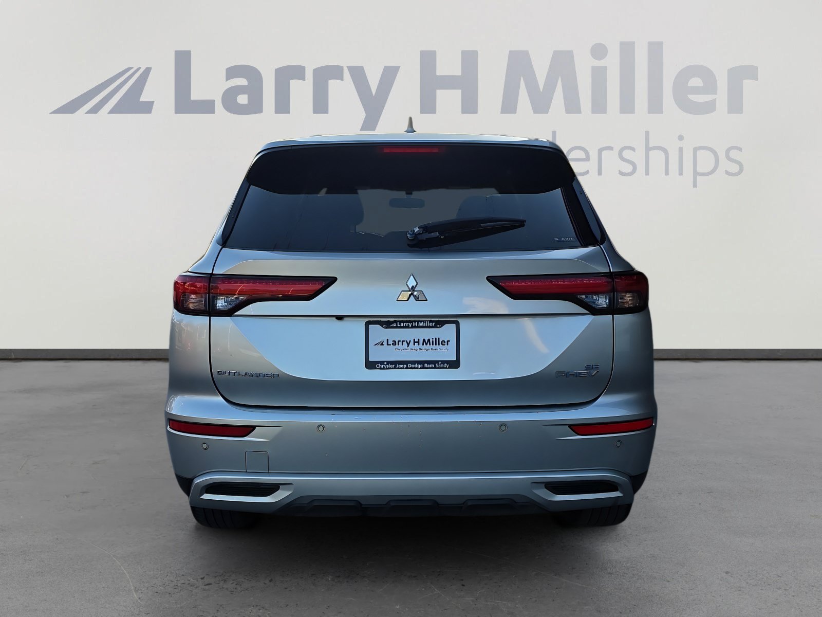 Used 2024 Mitsubishi Outlander 4WD Plug-In Hybrid image 4