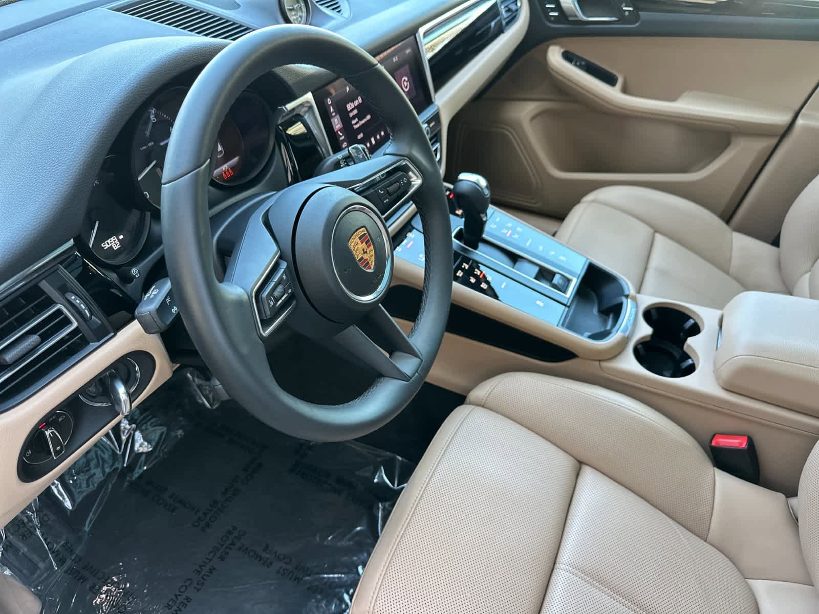 Certified 2025 Porsche Macan AWD/4WD image 4