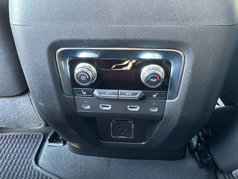 Used 2023 GMC Yukon Denali Ultimate image 11