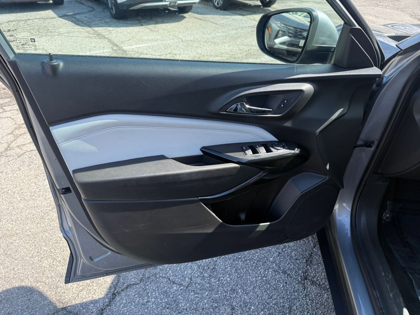 Used 2025 Chevrolet Trax LT w/ LT Convenience Package image 18