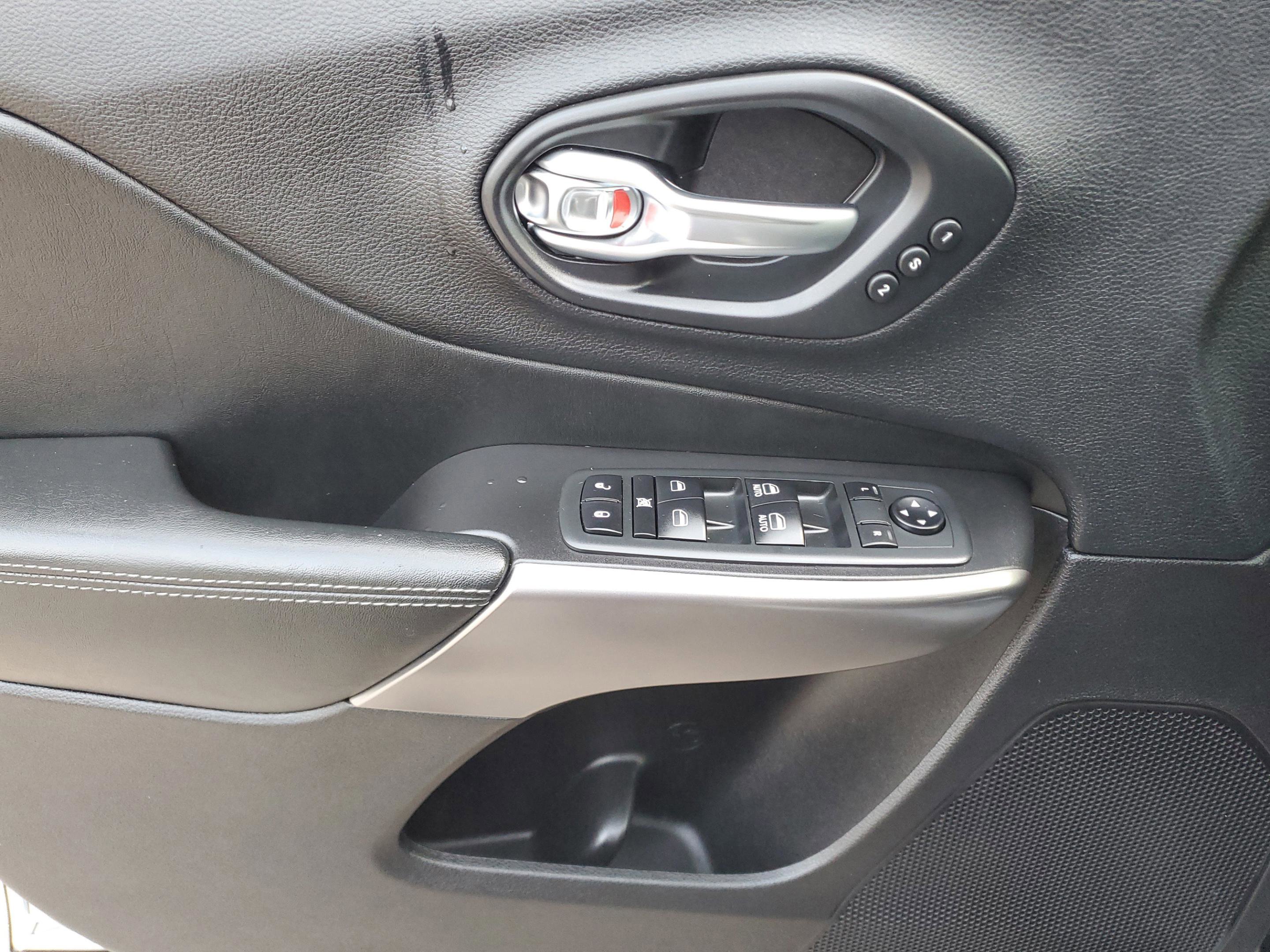 Used 2020 Jeep Cherokee Limited image 14