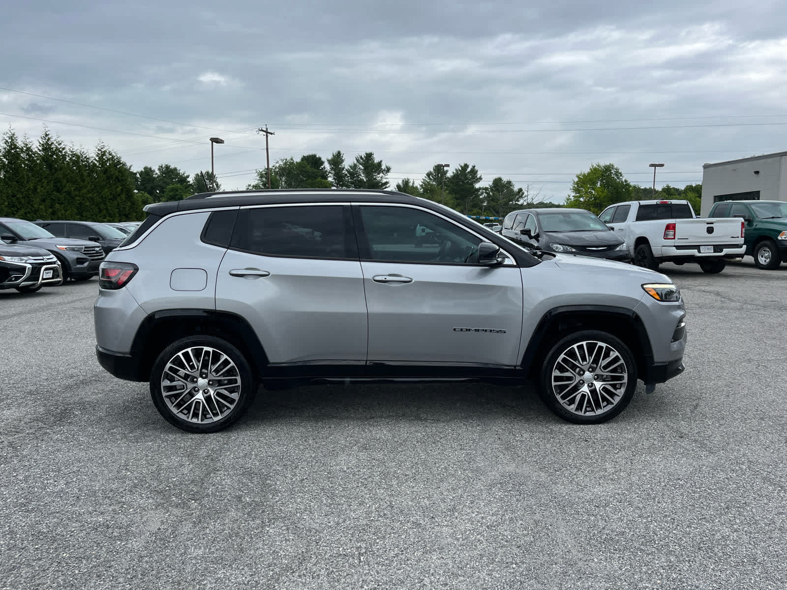Used 2022 Jeep Compass Limited w/ Elite Group AWD/4WD image 2