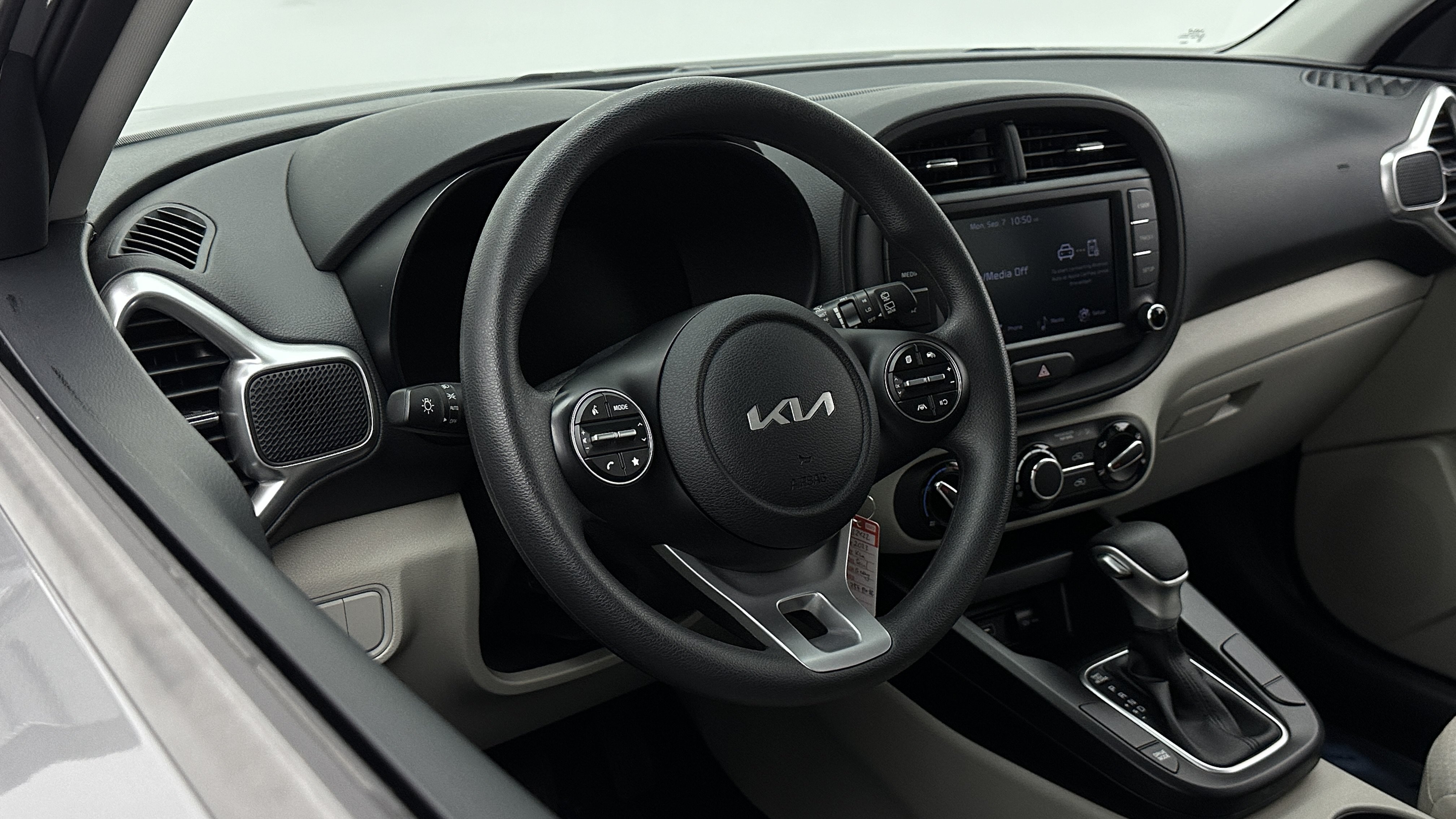 Used 2023 Kia Soul LX FWD image 8
