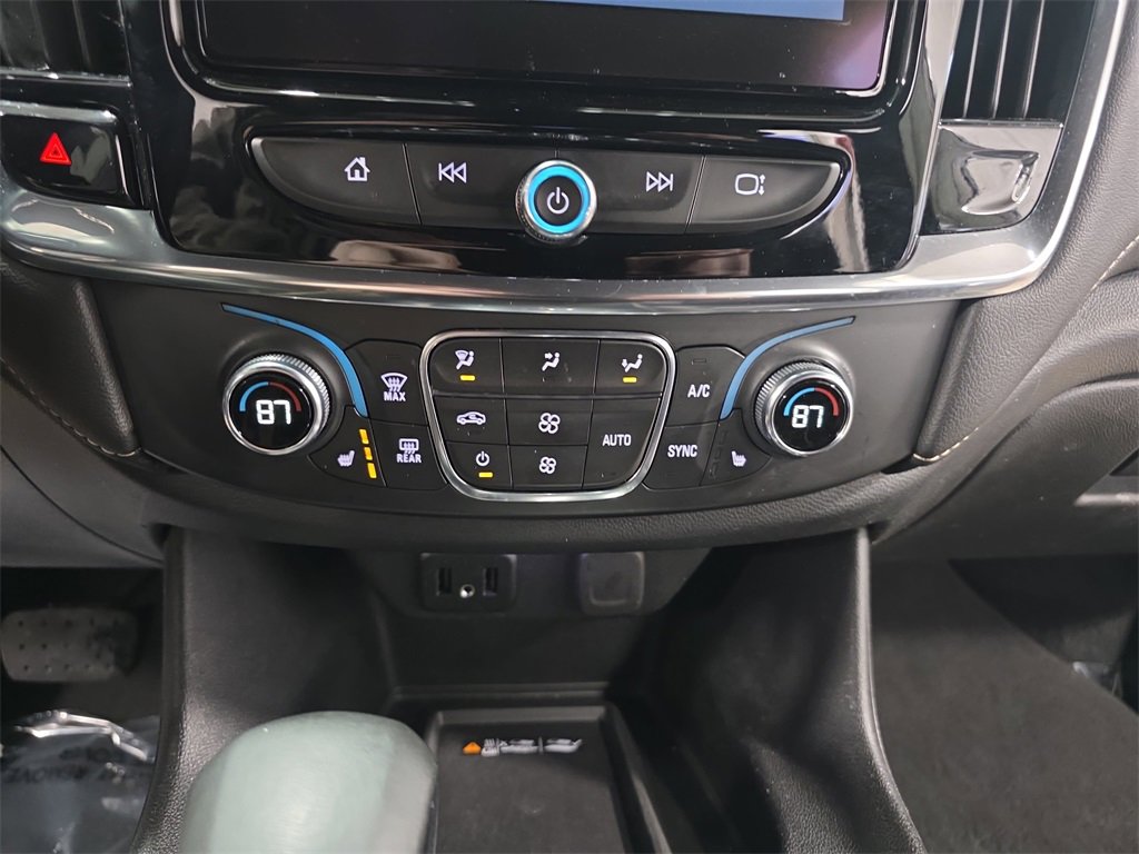 Used 2023 Chevrolet Traverse LT w/ Rear Camera Mirror Package image 22