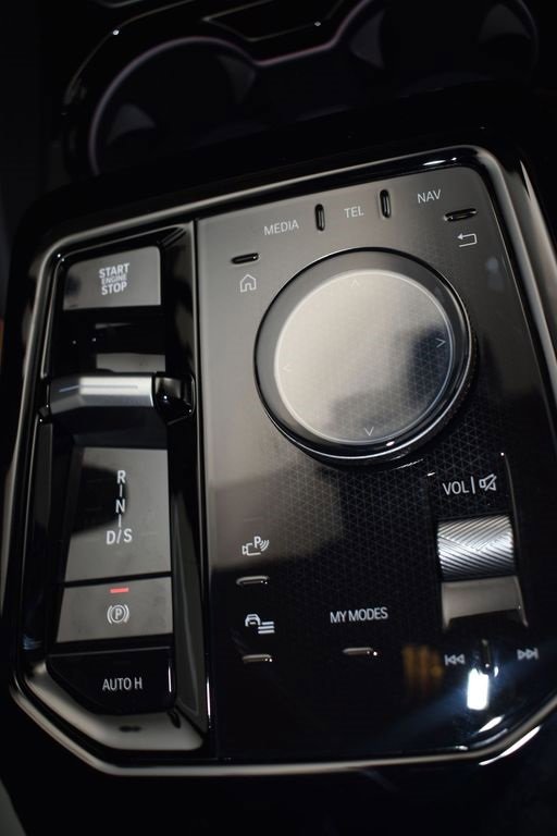 New 2026 BMW 550e xDrive w/ Premium Package image 24