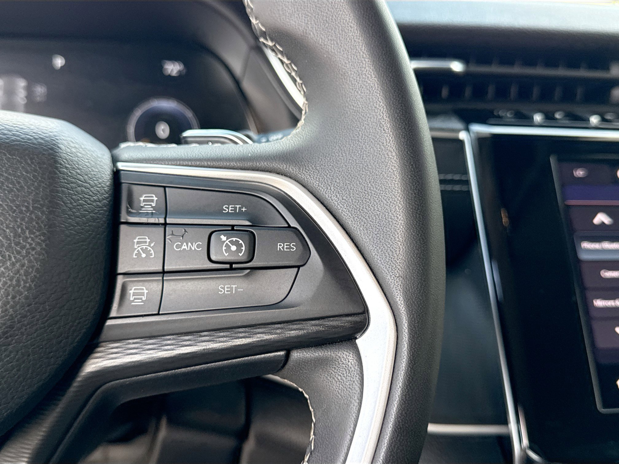 Used 2024 Jeep Grand Cherokee Laredo image 37