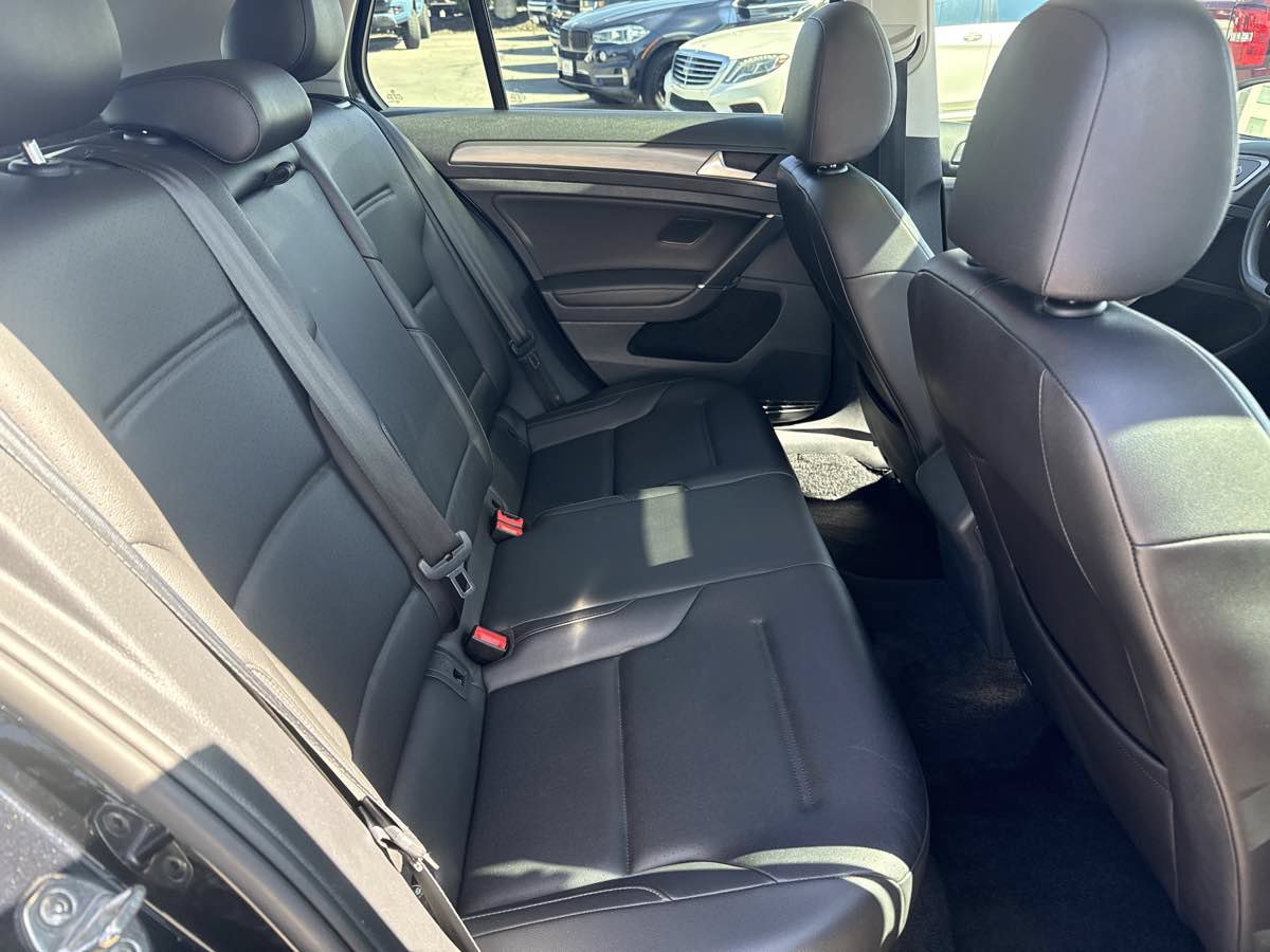 Used 2020 Volkswagen Golf 4-Door FWD image 17