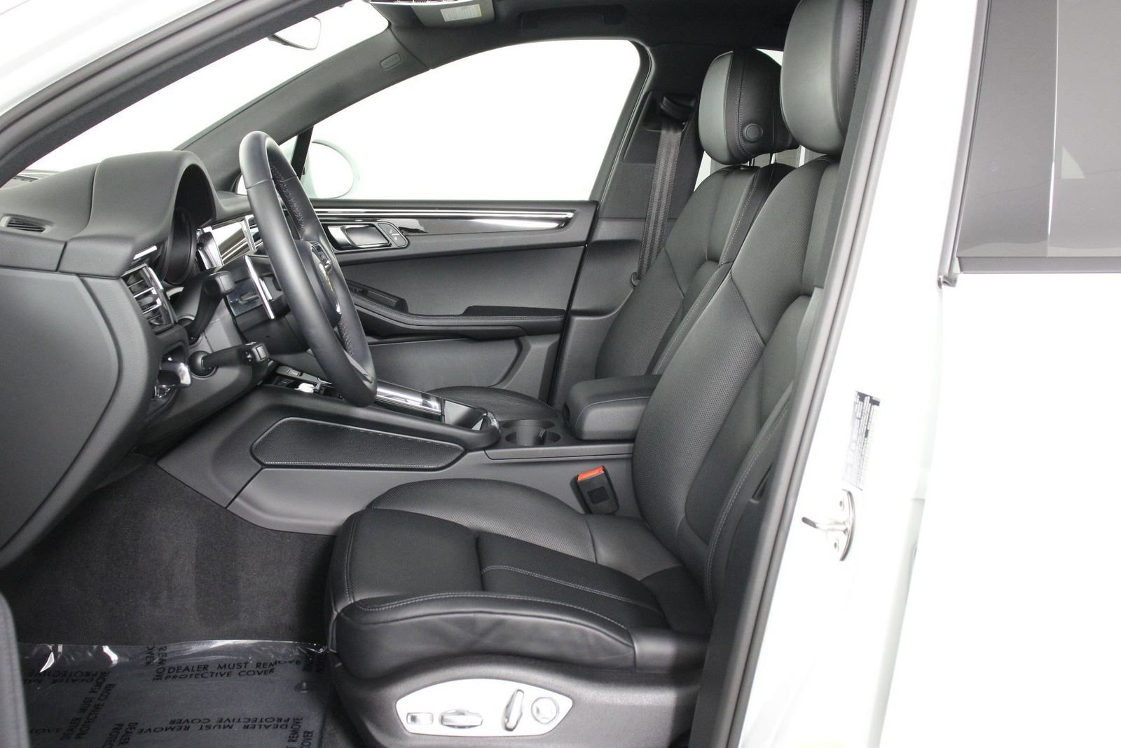 Certified 2026 Porsche Macan AWD/4WD image 5