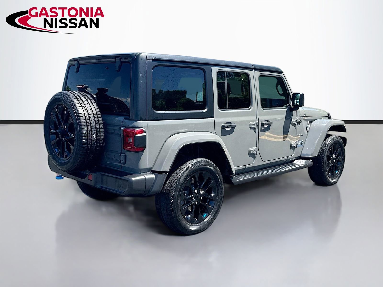 Used 2023 Jeep Wrangler Unlimited Sahara w/ Cold Weather Group AWD/4WD image 9