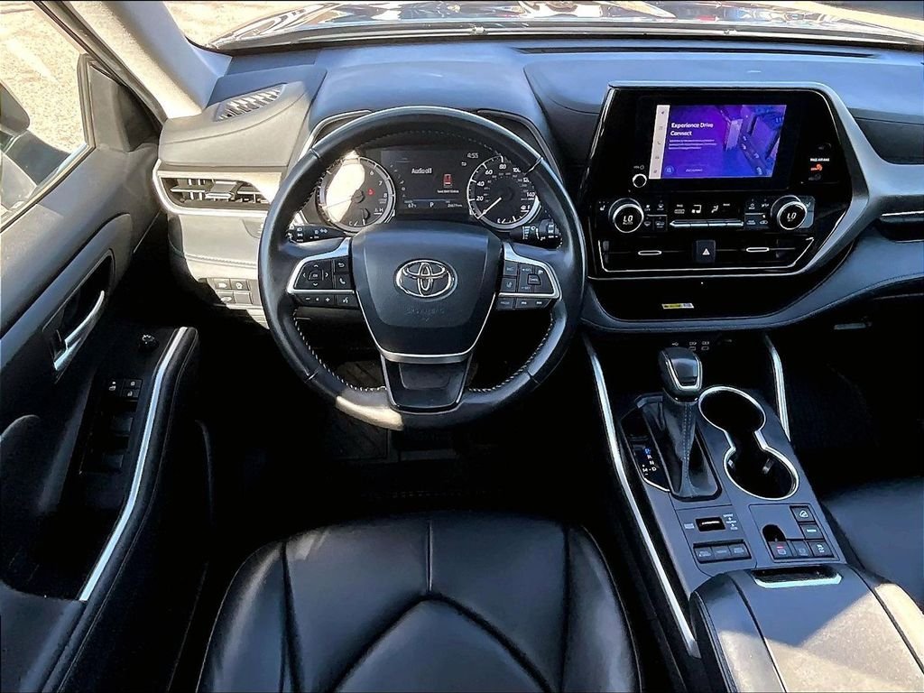 Used 2023 Toyota Highlander XLE AWD/4WD image 18