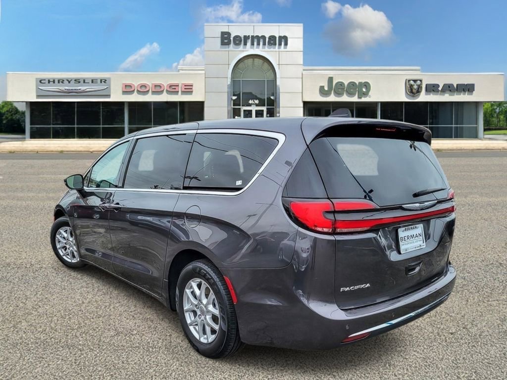 Used 2023 Chrysler Pacifica Touring-L image 8
