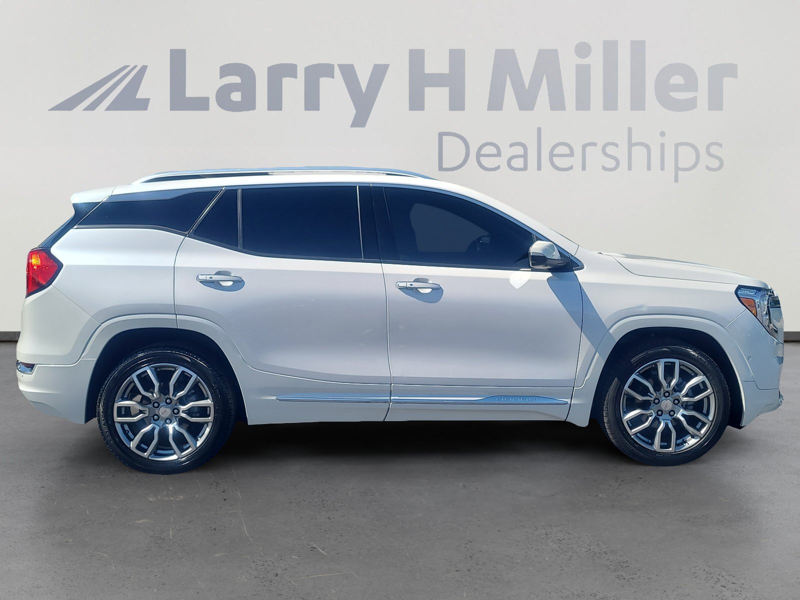 Used 2022 GMC Terrain Denali w/ Denali Premium Package AWD/4WD image 6
