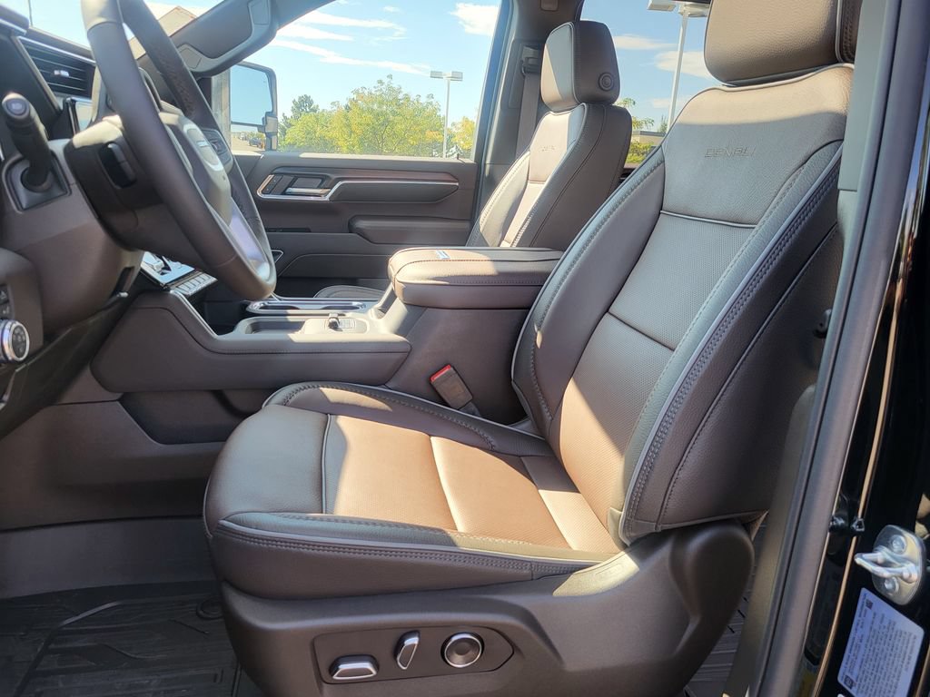 New 2025 GMC Sierra 3500 Denali w/ Denali Reserve Package AWD/4WD image 4