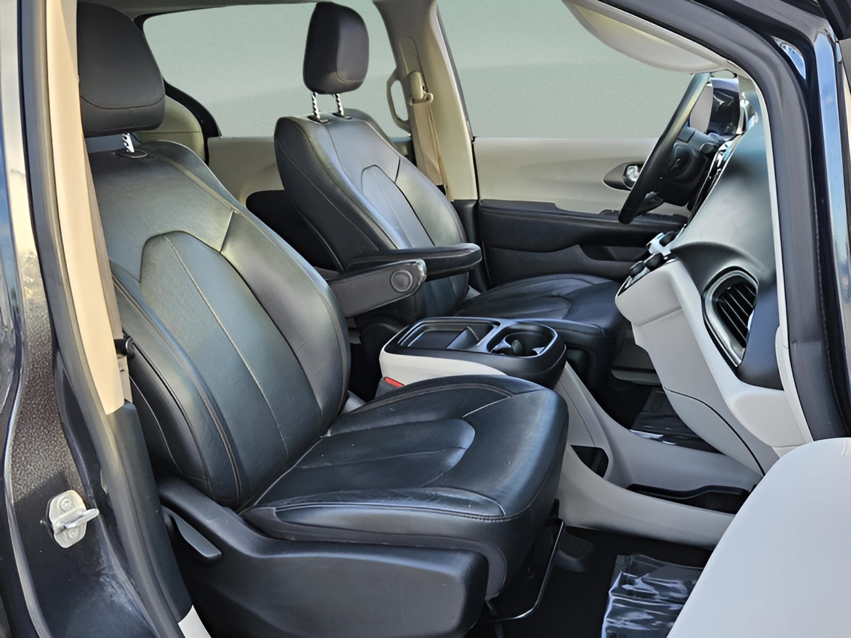 Used 2020 Chrysler Pacifica Touring-L image 16