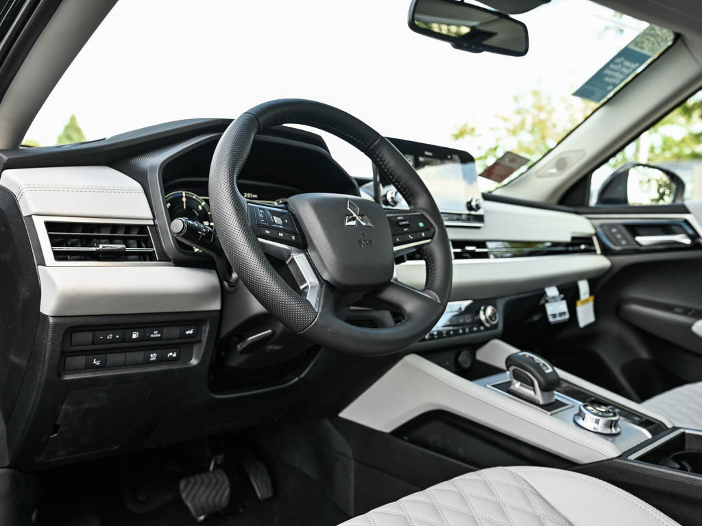 New 2025 Mitsubishi Outlander SEL image 19
