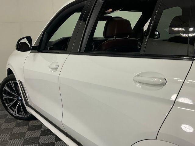 Used 2020 BMW X7 M50i w/ Dynamic Handling Package AWD/4WD image 32