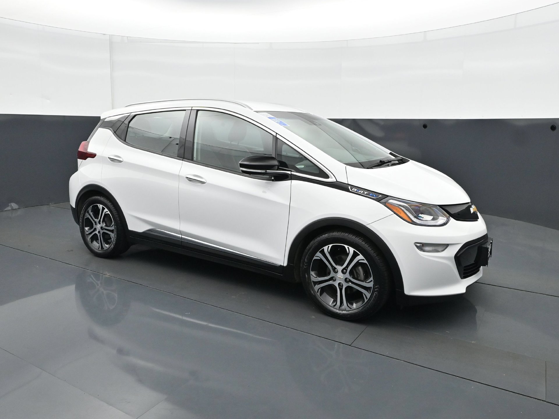 Used 2019 Chevrolet Bolt Premier w/ Infotainment Package FWD image 9