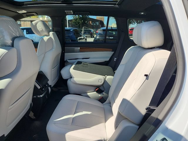 New 2027 Cadillac Vistiq Sport w/ LPO, Floor Liner Package AWD/4WD image 6