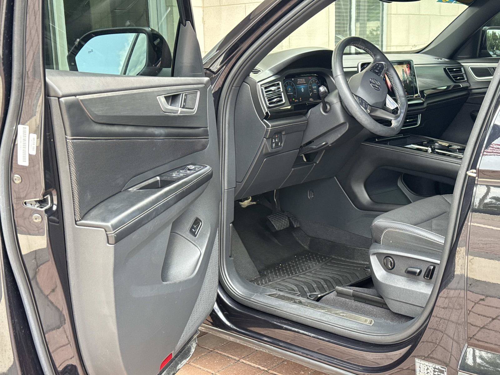 Used 2024 Volkswagen Atlas Cross Sport SE AWD/4WD image 13