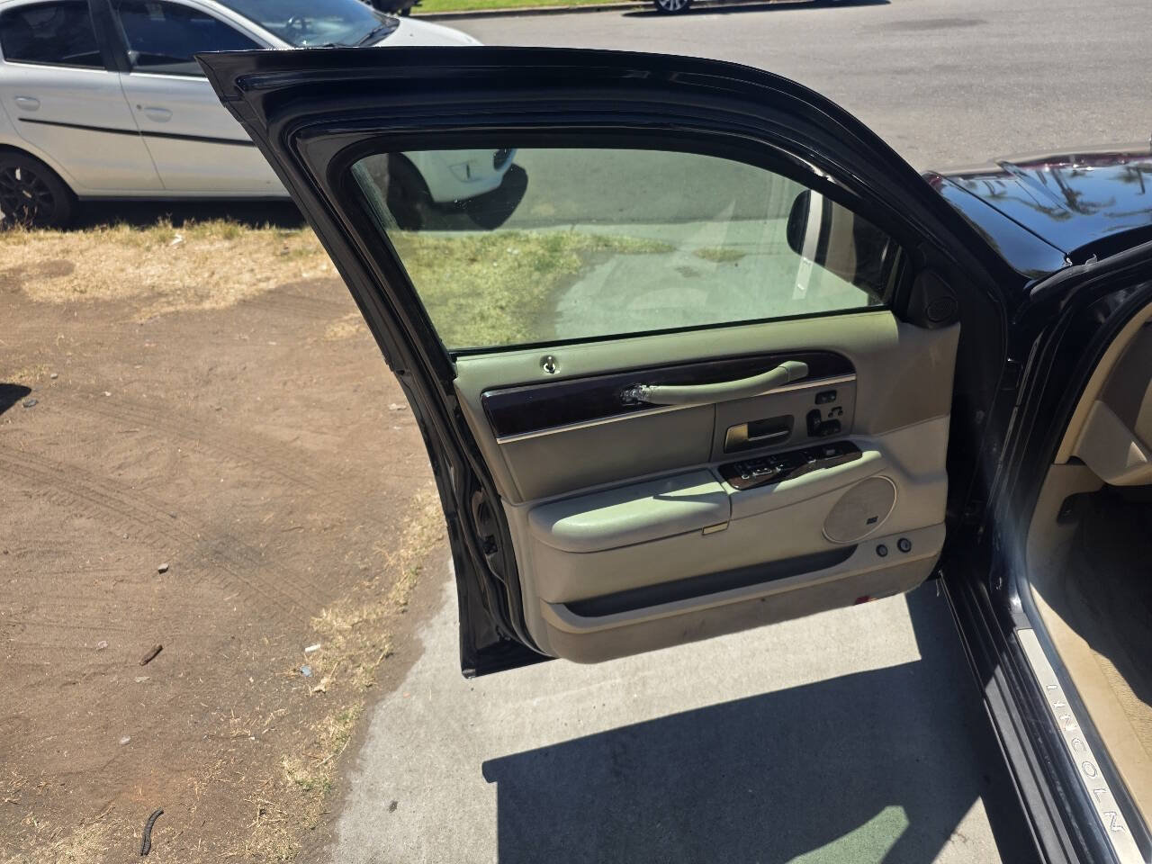 Used 2006 Lincoln Town Car Designer Series RWD image 16