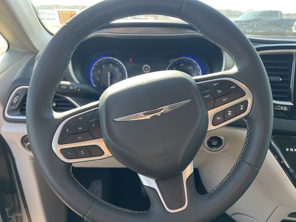 Used 2024 Chrysler Pacifica Touring-L image 21
