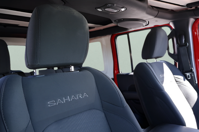 Used 2020 Jeep Wrangler Unlimited Sahara w/ Uconnect 4C Nav & Sound Group AWD/4WD image 17
