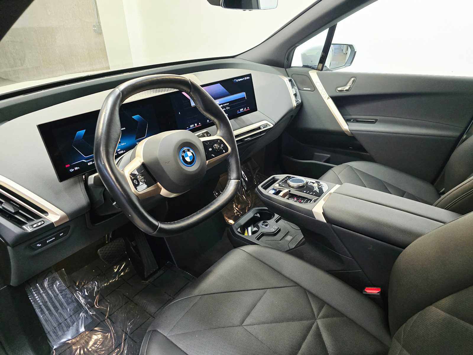 Used 2025 BMW iX xDrive50 AWD/4WD image 2