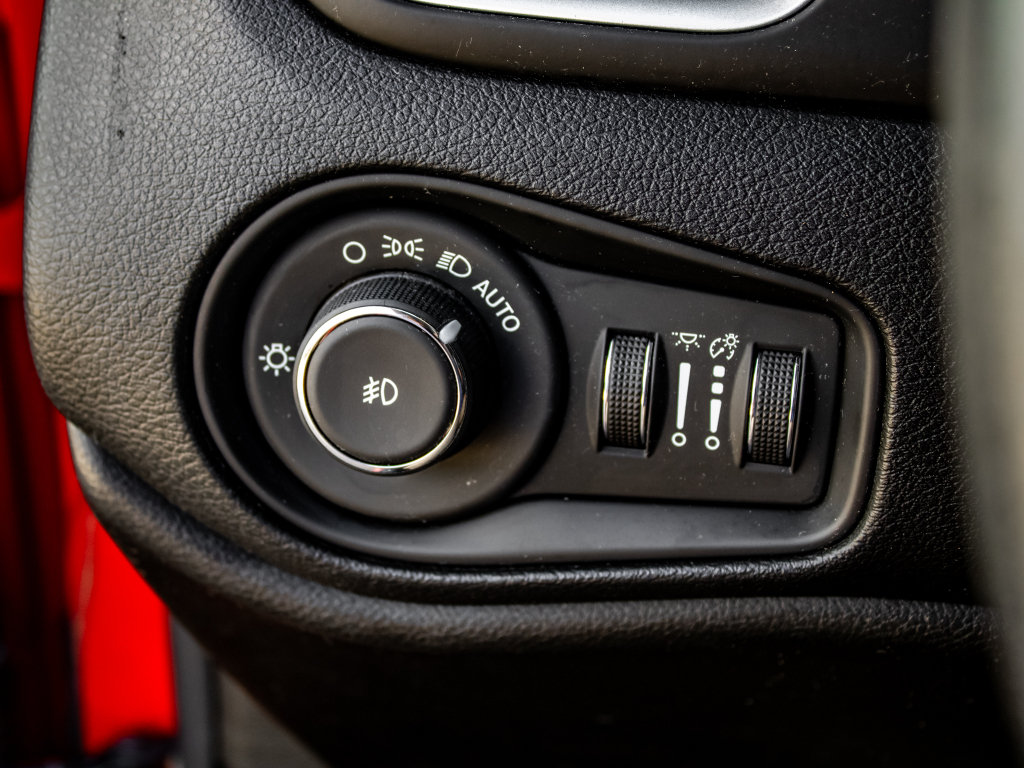 Used 2020 Jeep Renegade Latitude w/ Cold Weather Group AWD/4WD image 35