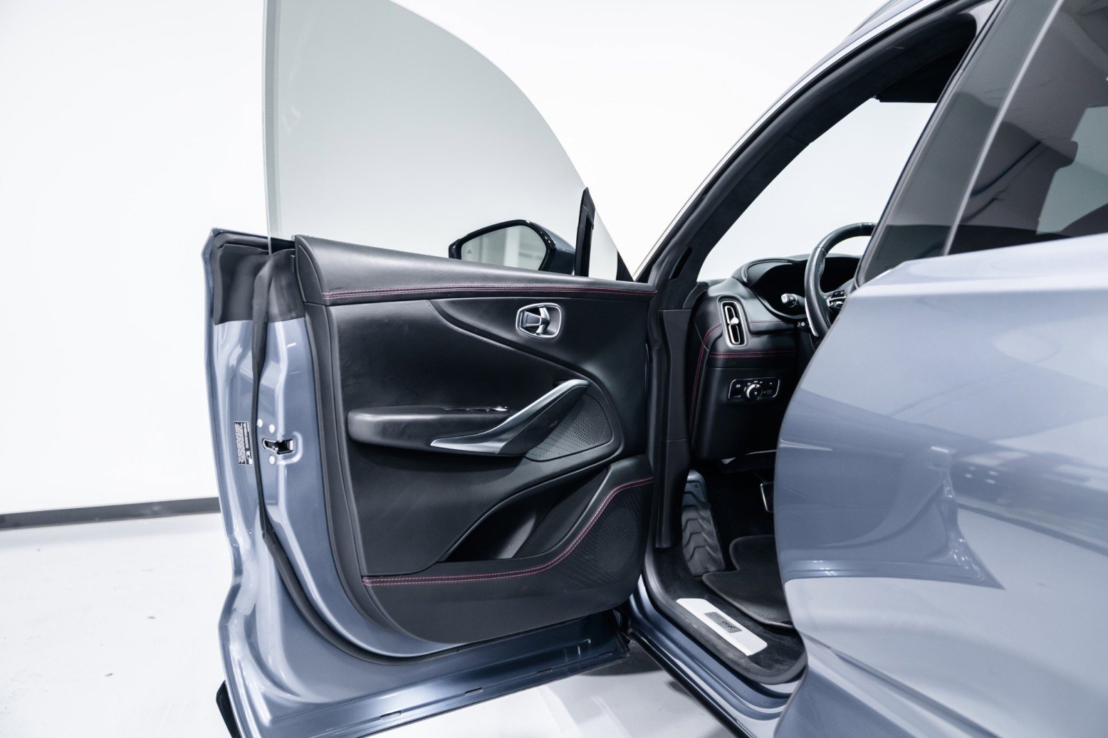 Used 2021 Aston Martin DBX image 40