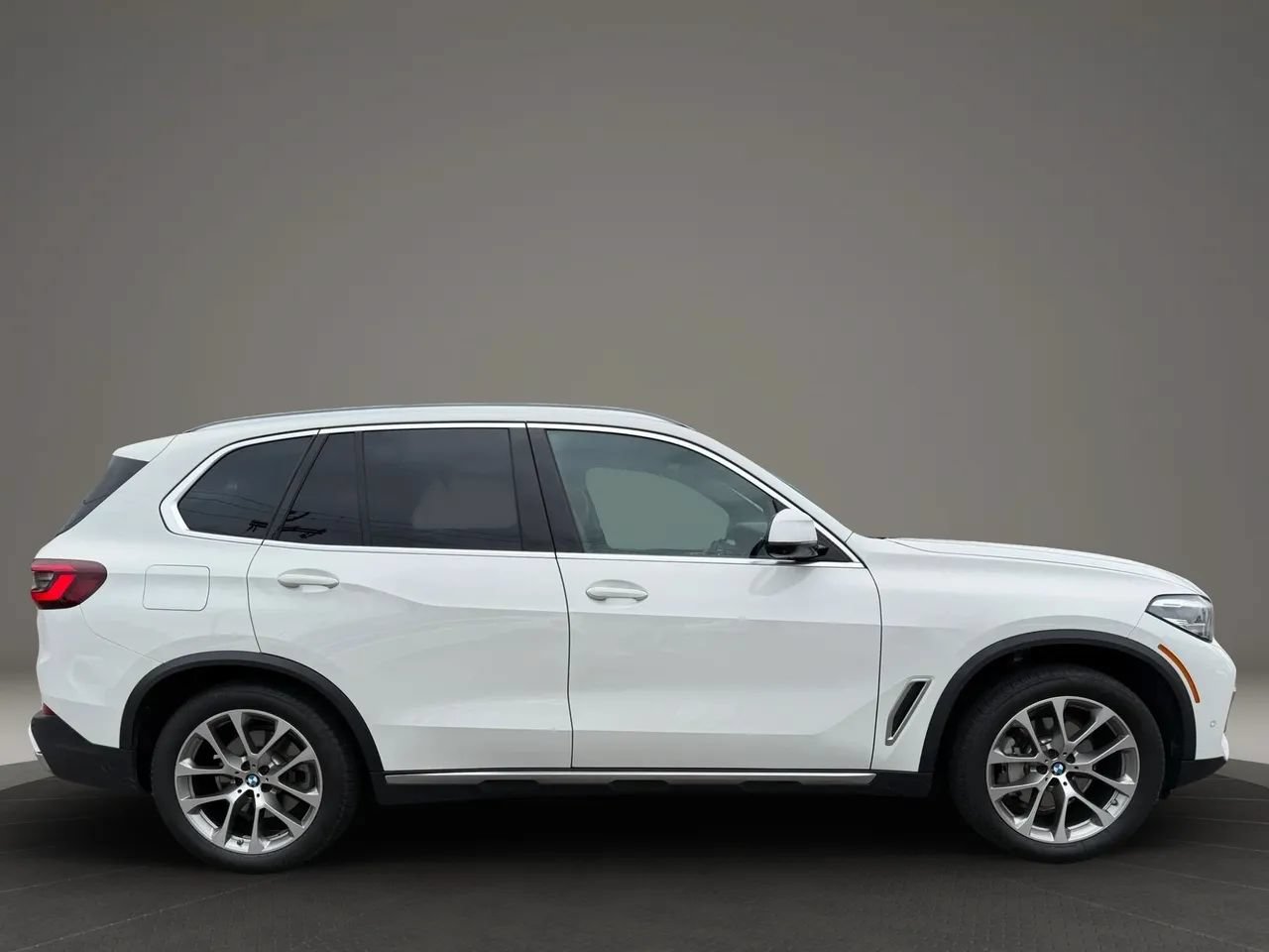 Used 2023 BMW X5 xDrive40i w/ Premium Package AWD/4WD image 4