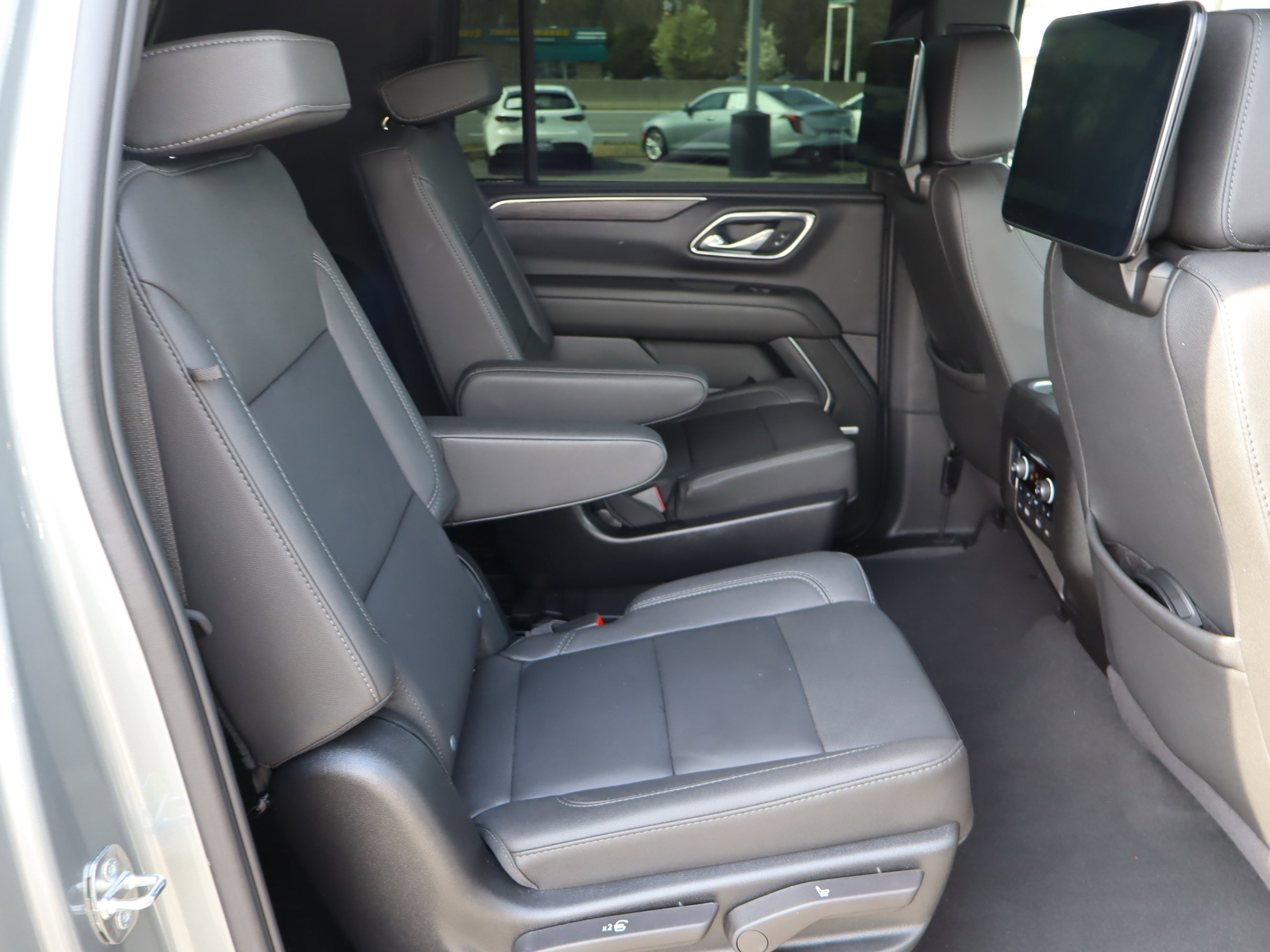 Used 2024 Chevrolet Suburban Z71 w/ Luxury Package image 37