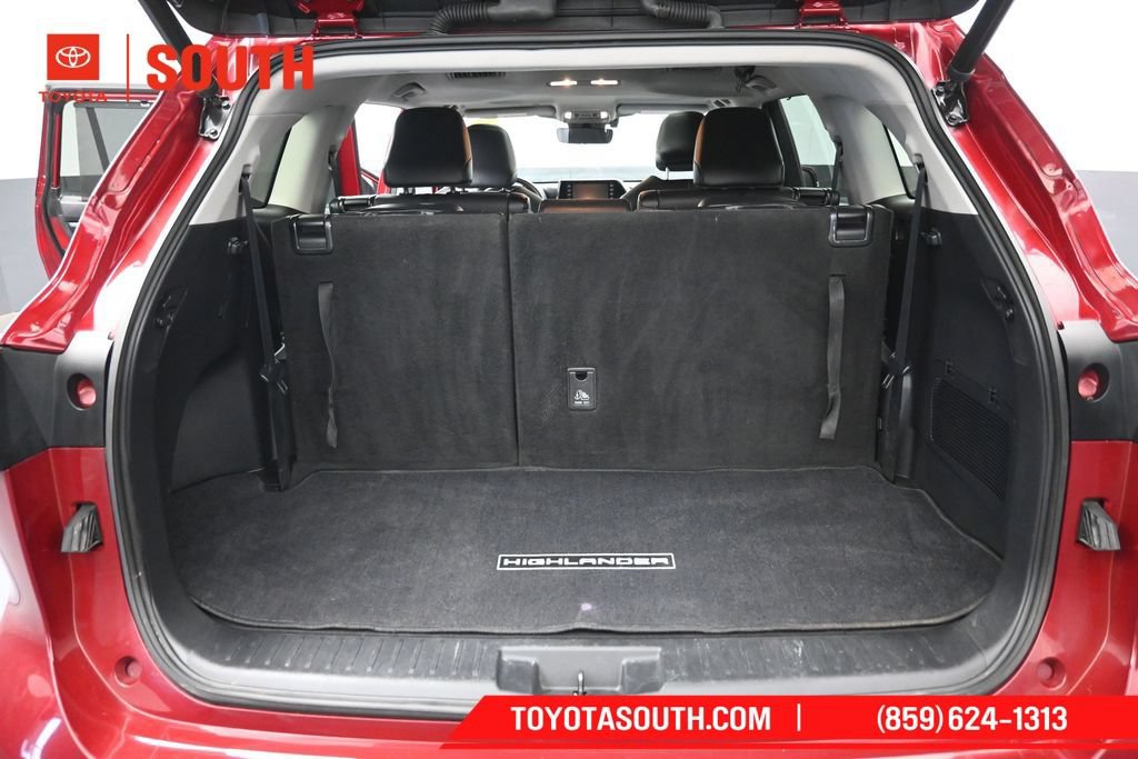 Used 2021 Toyota Highlander XLE AWD/4WD image 29