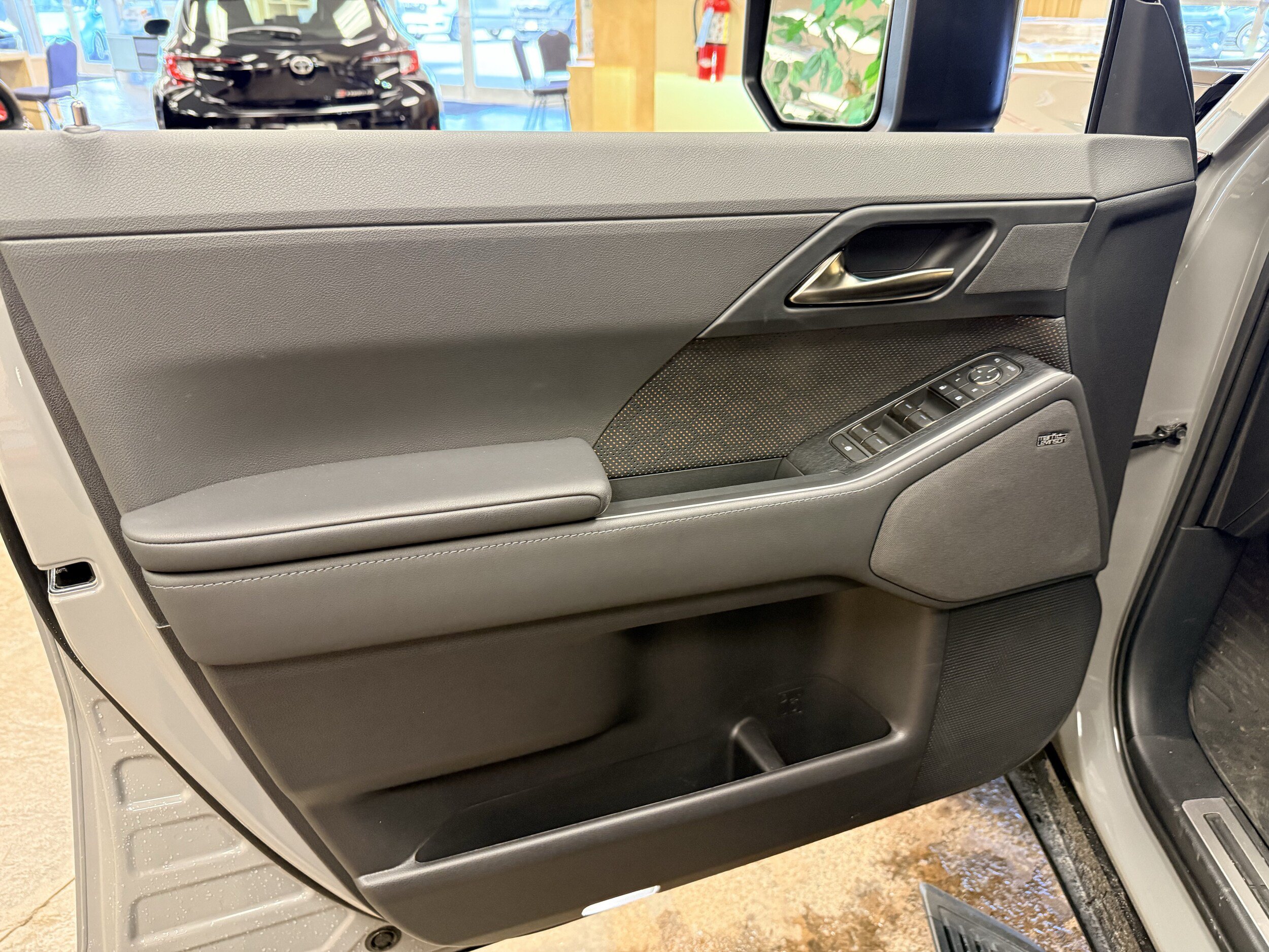 Used 2025 Lexus GX 550 w/ Accessory Package (2T) AWD/4WD image 12