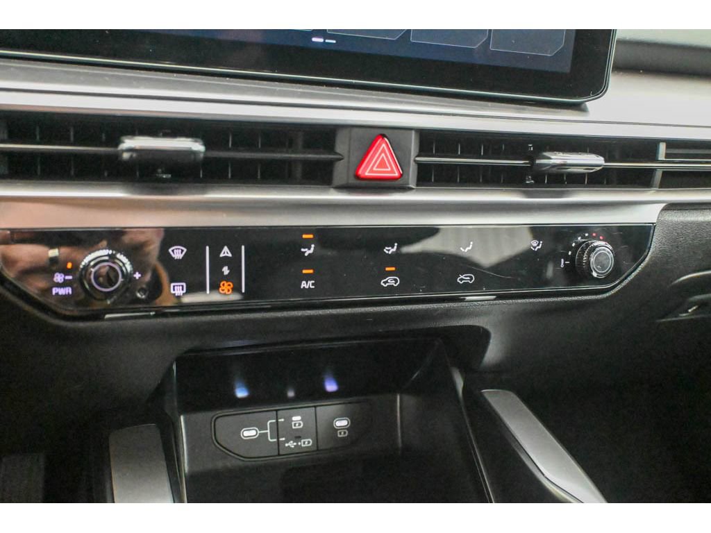 Certified 2025 Kia Sorento LX image 28