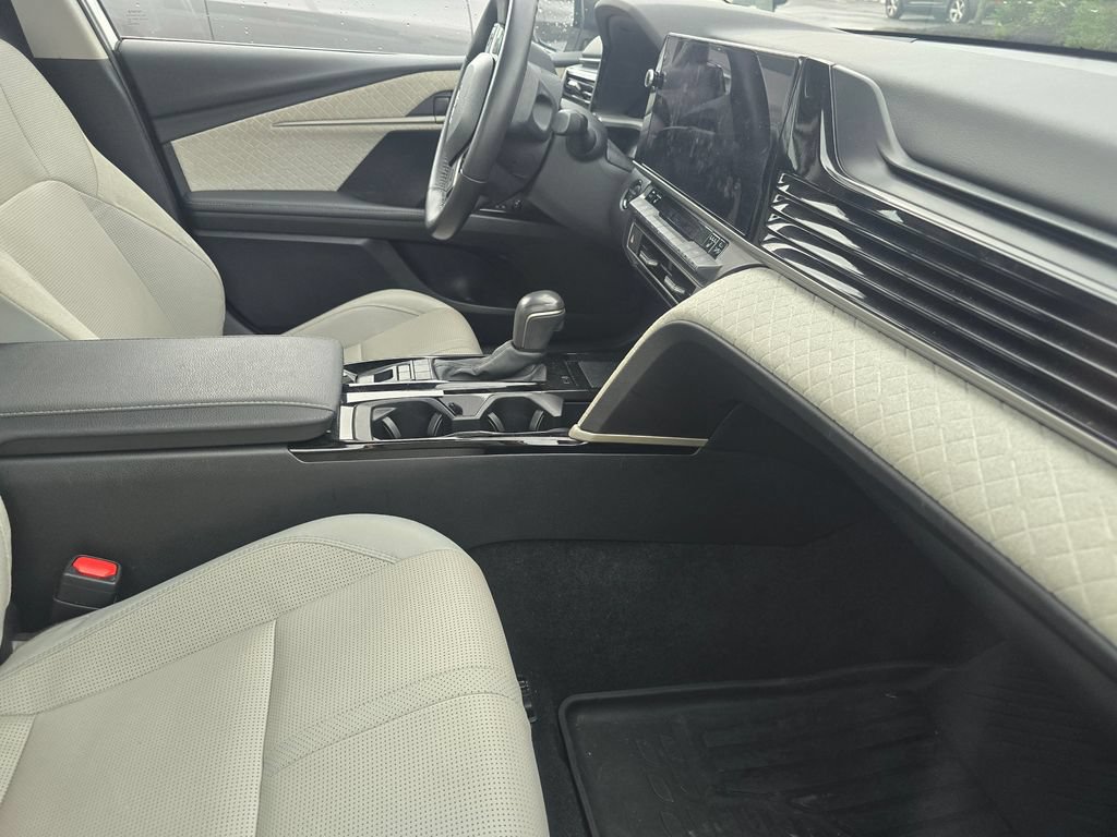 Used 2025 Toyota Camry XLE AWD/4WD image 14